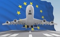 Aereo e bandiera al largo dell'Europa